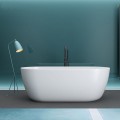 Biała wanna wolnostojąca Vera w zielonej łazience