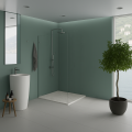 Biały brodzik z niskim brodzikiem o marmurowym wzorze i ścianką prysznicową , umywalka wolnostojącą, lustrem oraz kwiatek Veldman.png