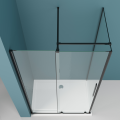 Widok z góry na kabinę prysznicową ODEA Veldman z czarnymi okuciami, osadzoną na białym brodziku na zielonym tle.png
