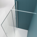Ścianka prysznicowa Lea złożona zdwóch elementów z przezroczystego szkła, chromowanym profilem i wspornikiem montowana na brodziku.png