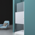 Drzwi prysznicowe AMARO wykonane ze szkła z mrożonym pasem biegnącym poziomo przez środek tafli, z chromowanym wykończeniem, zamontowane w zielonej wnęce, z fotelem obok.png