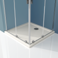 Widok na dolną część kabiny prysznicowej Kansas Duo z przezroczystego szkła, profilami w kolorze nikiel, zamontowana na białym brodziku.png