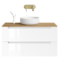 Szafka umywalkowa wisząca LINDA Veldman w kolorze białym, z blatem w kolorze dąb, z białą umywalką oraz złotą baterią ścienną