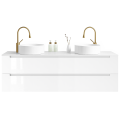 Szafka umywalkowa wisząca LINDA Veldman w kolorze białym, z białym blatem, z białymi umywalkami oraz ze złotymi bateriami ściennymi