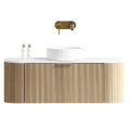 Szafka umywalkowa wisząca ryflowana VERNA Veldman w kolorze dębu z białym blatem, białą umywalką oraz złotą baterią ścienną