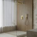 Ścianka prysznicowa ze złotym zestawem podtynkowym QUADRO w minimalistycznej łazience