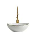 Biała owalna umywalka nablatowa ze złotą krawędzią VERA Veldman ze złotą baterią