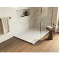 Brodzik prysznicowy TOLEDO ze ścianką prysznicową z marmurowymi ścianami i drewnianą podłogą, minimalistyczne akcesoria łazienkowe.