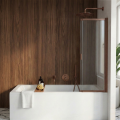 Nowoczesna łazienka z wanną, parawanem nawannowym, zestawem 3 funkcyjnym Costa w kolorze miedzi i drewnianą ścianą.