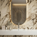 Nowoczesna łazienka z marmurową ścianą, owalnym podświetlanym lustrem, umywalką nablatową LAXO Veldmani minimalistycznymi dodatkami dekoracyjnymi.