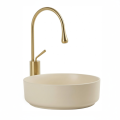 Beżowa okrągła umywalka nablatowa VERONA Veldman ze złotą szczotkowaną baterią