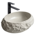 Kamienna beżowa okrągła umywalka nablatowa ALENA Veldman z czarną baterią
