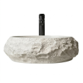 Kamienna beżowa okrągła umywalka nablatowa ALENA Veldman z czarną baterią