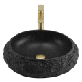 Kamienna czarna okrągła umywalka nablatowa ALENA Veldman z złotą szczotkowaną baterią