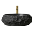 Kamienna czarna okrągła umywalka nablatowa ALENA Veldman z złotą szczotkowaną baterią