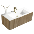 Szafka umywalkowa wisząca ryflowana LOTTA Veldman w kolorze dębu z białą umywalką oraz złotą baterią, widok z góry