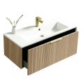 Szafka umywalkowa wisząca ryflowana LOTTA Veldman w kolorze dębu z białą umywalką, złotą baterią oraz uchyloną szufladą