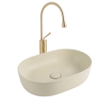 Owalna umywalka nablatowa  ANNA SLIM Veldman w korze beżowym mat ze złotą baterią