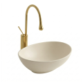 Beżowa owalna umywalka nablatowa VERA Veldman ze złotą baterią