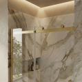 Nowoczesna kabina prysznicowa z marmurowymi ścianami i złotymi prowadnicami, oświetlona ciepłym światłem - zbliżenie na rolki
