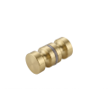 Złoty szczotkowany, cylindryczny uchwyt do drzwi kabiny prysznicowej z przezroczystą uszczelką, na białym tle..png