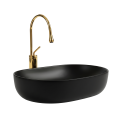 Czarna matowa owalna umywalka nablatowa ANNA SLIM Veldman ze złotą baterią połysk IKA