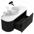 Szafka umywalkowa wisząca ryflowana VERNA Veldman w kolorze czarnym z białym blatem, białą umywalką oraz czarną baterią ścienną z wysuniętą szufladą