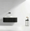 Szafka umywalkowa wisząca ryflowana VERNA Veldman w kolorze czarnym z białym blatem, białą umywalką oraz czarną baterią ścienną na tle jasnej ściany