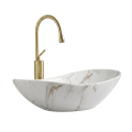 Biała marmurowa umywalka nablatowa ZUZAN MARMUR MAT Veldman ze złotą baterią