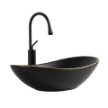 Czarna umywalka nablatowa ze złotą krawędzią ZUZAN ZŁOTA KRAWĘDŹ Veldman z czarną baterią