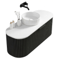 Szafka umywalkowa wisząca ryflowana VERNA Veldman w kolorze czarnym z białym blatem, białą umywalką oraz czarną baterią ścienną z wysuniętą szufladą