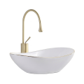 Biała umywalka nablatowa ze złotą krawędzią ZUZAN ZŁOTA KRAWĘDŹ Veldman ze złotą baterią
