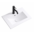Biała prostokątna umywalka wpuszczana w blat LACUS Veldman z czarną baterią COSTA