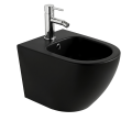 Czarny bidet z zamontowaną baterią w kolorze chrom