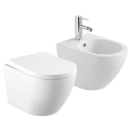 Zestaw Verona z podwieszaną misą WC i bidetem ceramicznym z baterią chromowaną na białym tle.