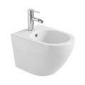 Podwieszany bidet Verona z baterią bidetową w chromie, wykonany z białej ceramiki o zaokrąglonych krawędziach.