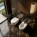 Widok z góry na podwieszaną misę WC i bidet Verona w luksusowej łazience z czarną armaturą i marmurową posadzką.