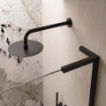 Nowoczesna łazienka ze szklaną ścianką prysznicową MALAGA, minimalistyczną armaturą i elegancką marmurową ścianą w jasnej, stonowanej aranżacji.