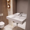 Prostokątna umywalka CASPIO z niską baterią COSTA w kolorze chrom na tle dużego lustra i drewnianej zabudowy.