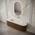 Szafka VERRA 160 z umywalką i złotą szczotkowaną baterią ścienną COSTA w eleganckiej łazience z marmurową ścianą.