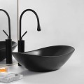 Czarna umywalka nablatowa ZUZAN BLACK  Veldman z czarną baterią na jasnym blacie